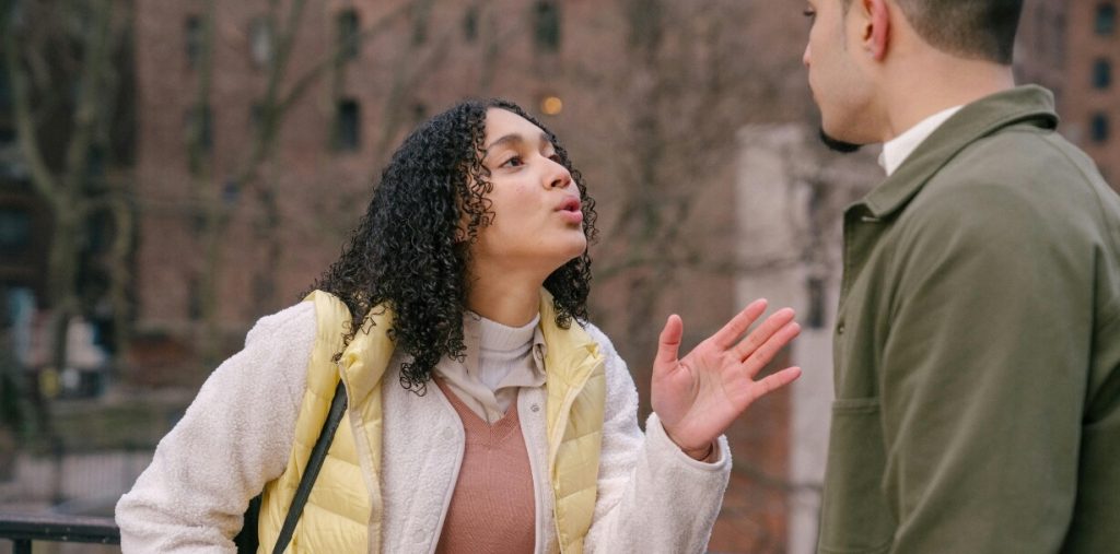 Aantrekken en afstoten in de relatie: waarom gebeurt dit en wat zegt het?